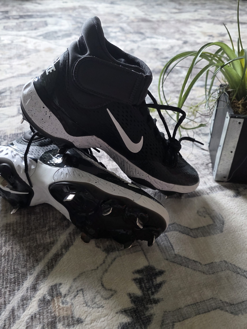 NIKE Alpha Huarache Elite 4 Mid Mens DJ6520-001 (Black/White-Blue), Size 7 1/2